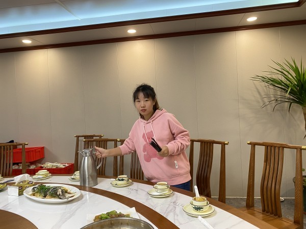 研發(fā)部同事幫燙杯碗筷.jpg