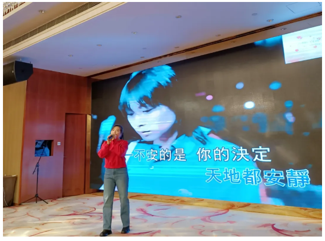 年會上歌唱表演者.jpg